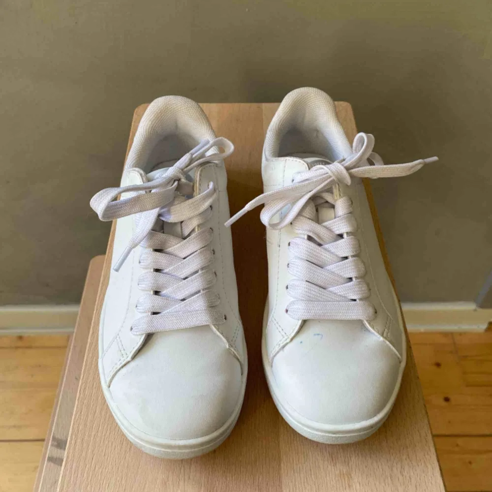 Vita sneakers med silverdetalj från H&M. Använda men i fint skick. Storleken står inte på skon men jag uppskattar dem till 35-36. Köparen står för frakten 📦 tar swish 💕. Skor.
