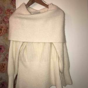 Stickat tröja från Fall Winter Spring Summer❤️. Har använts en gång. Inga fel. Original priset 2000/2500kr. Köparen står för frakten.❄️🍵