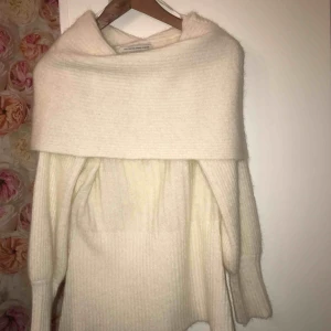  - Stickat tröja från Fall Winter Spring Summer❤️. Har använts en gång. Inga fel. Original priset 2000/2500kr. Köparen står för frakten.❄️🍵