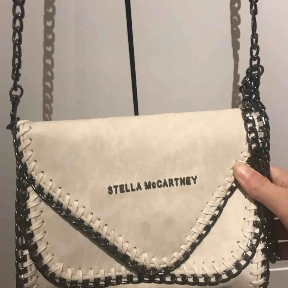 Väska från Stella McCartney (fejk) aldrig använd.. Väskor.
