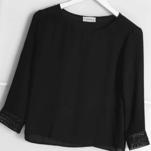  - Söt svart blus med spets längst ner på armarna 