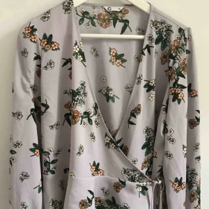  - Blommig omlottblus från Cubus, använd en gång. Storlek 40 men passar även 38. 