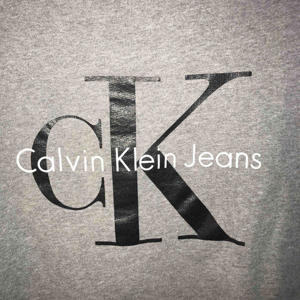 Mörkgrå Calvin Klein sweatshirt, Storlek M, Nästan oanvänd, nypris 1000kr, köparen står för frakt. Tröjor & Koftor.