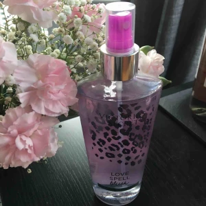  - Vs body mist i doften ”love spell”. Har använt kanske 10ml men annars i nyskick💖 frakt tillkommer på 30 kr pga vikten...🌸