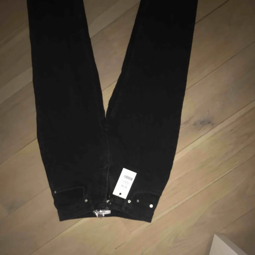 Svarta mom jeans från NAKD. Ursprungspris 499kr. Säljer då dom tyvärr är för små, prislapp finns kvar. Inköpta för en vecka sen. Kan mötas upp i Stockholm eller leverera, köpare står för leverans 😚. Jeans & Byxor.