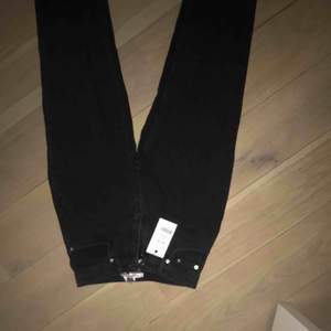 Svarta mom jeans från NAKD. Ursprungspris 499kr. Säljer då dom tyvärr är för små, prislapp finns kvar. Inköpta för en vecka sen. Kan mötas upp i Stockholm eller leverera, köpare står för leverans 😚