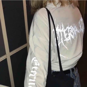  - Oversized vit tröja från weekday med reflextext. Mysig tröja, dock har den två små hål vid texten på framsidan! <3