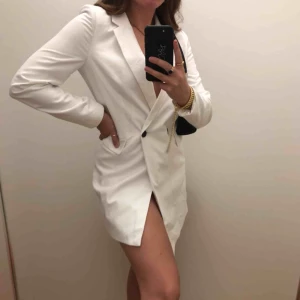  - Superfin klänning/ kavaj från Linn ahlborgs kollektion med NA-KD. Aldrig använd, köpt för 499kr. Säljer för att den är lite för tajt på mig som du ser. Frakten som ligger på 72kr ingår i priset✨