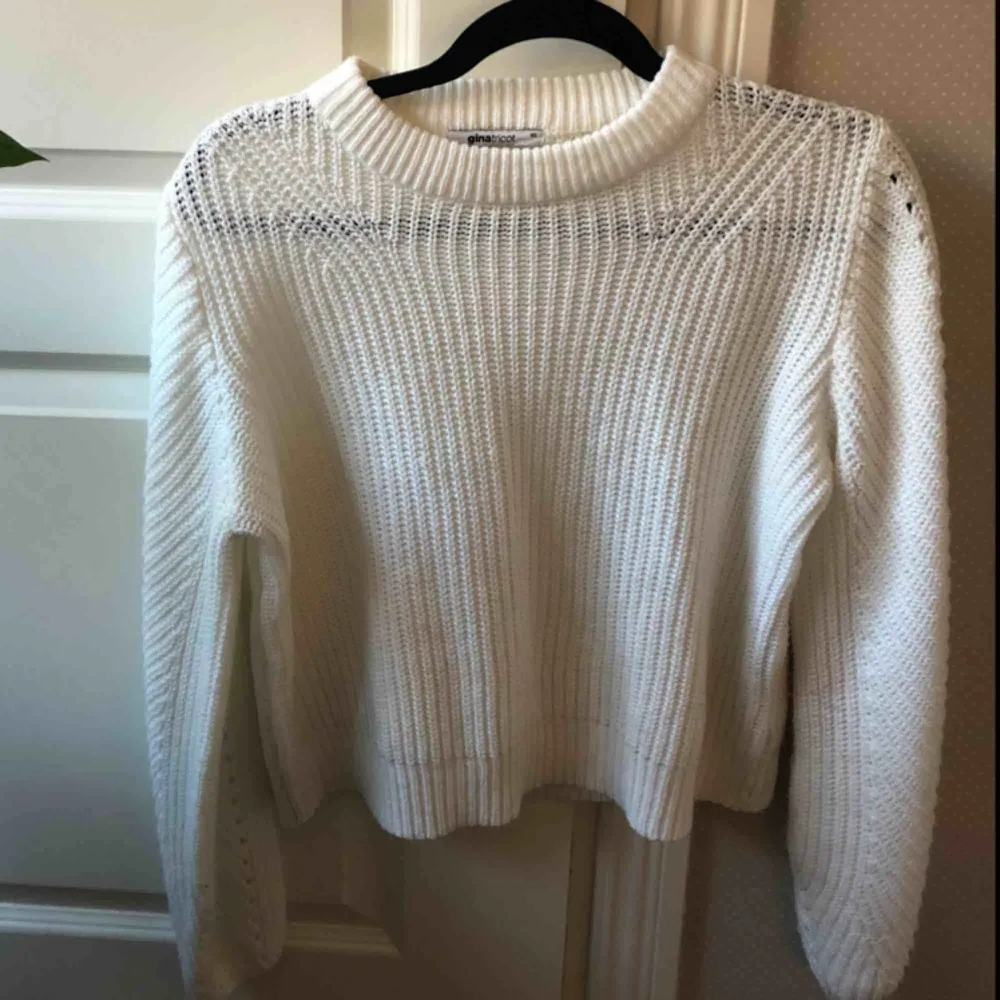 Jättemysig stickad tröja från Gina tricot. En aning nopprig men i övrigt väldigt fint skick! Säljer då den tyvärr inte längre kommer till användning. Frakt tillkommer🧚🏼‍♂️. Tröjor & Koftor.