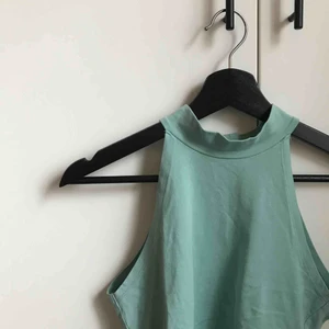  - Croptop från Gina i fint skick som sitter väldigt snyggt! Kan mötas upp i Sundsvall annars står köpare för frakt.