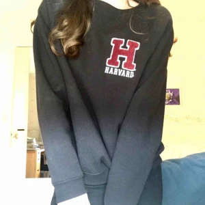  - Supermysig svart oversized college-tröja (Harvard) från H&M!