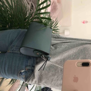  - Grön väska med silverkedja, aldrig använt och i gått skick, slutsåld i butik 🌵🌵
