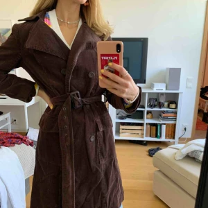  - Galet snygg manchester trenchcoat. Köpt vintage. Supergulligt foder där inne. Köpare står för frakt. 