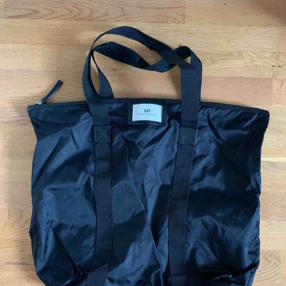 En svart oanvänd DAY väska från Birger et Mikkelsen! Nypris 500kr! Den är stor så man får plats med mycket i den! Köparen betalar frakt❤️. Väskor.