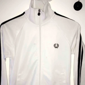  - Jätte fin Fred Perry kofta  - Storlek XS/S - Oanvänd  Möts inom Stockholm eller fraktar :)  