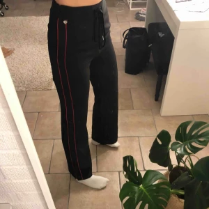  - Snygga och sköna svarat byxor med en röd rand och knappar!:)