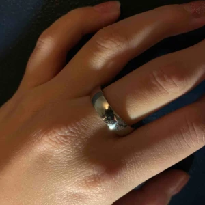  - Snygg ring i silverfärg i storlek M (ungefär). Jag har flera stycken så vid köp av flera kan du få ett billigare pris!😝