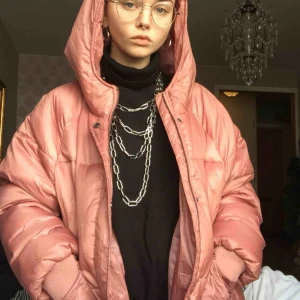  - Mysig tjock jacka i bra skick, knappt använd och köpt ca ett år sedan. Står storlek XL men passar mig som har storlek S. Kan mötas upp i stockholm :) 