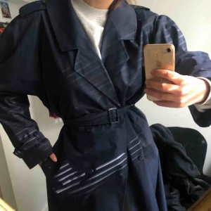  - Säljer denna trenchcoat kappan köpt second hand i fin fint skick👌🏼  Den har en väldigt fin blå färg och ett snyggt skärp till🧚🏻‍♀️ Du står för frakt kompis