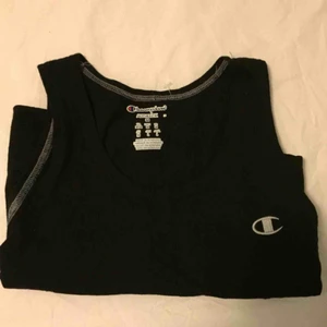  - Champion linne, storlek M herr.  Ganska stor men tänker att den hade varit snygg croppad.  Nyskick 🥰