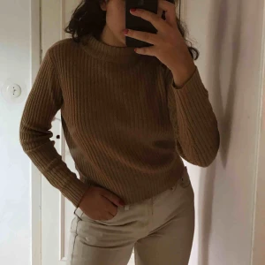  - Fin kabelstickad hösttröja i kastanjebrun! Säljs pga förliten