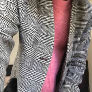  - Kappa/blazer från Zara, går ej att få tag på längre. Nypris 400 kr. Bra skick, även något varmare än andra liknande blazers, funkar till vintern. Något som gör den unik är den svarta fuskpälsen på fickorna, som för övrigt är mycket rymliga. 