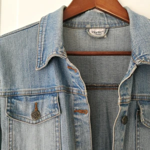 Vintage-jeansjacka - Vintage-jeansjacka, ganska tunn och snygg på.  Är själv 165 och går ej över hela rumpan.