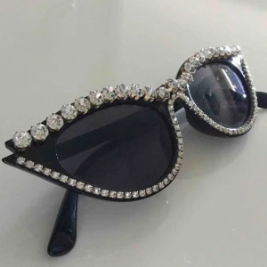  - Super balla solglasögon från secondhandbutiken BeyondRetro på Drottninggatan!! Säljer för att jag Inter använder/har använt dem. 