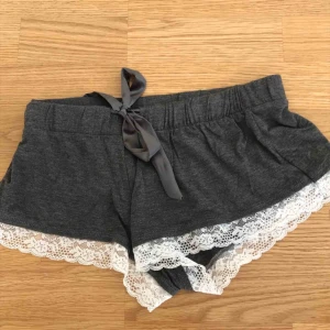  - mjukisshorts, aldrig använt dessa då de är för stora för mig!  gratis frakt