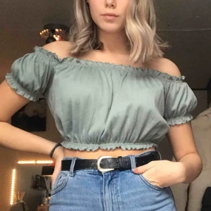  - Offshoulder topp i en blå/grön färg, använd vid ett fåtal tillfällen!   Köparen står för frakt