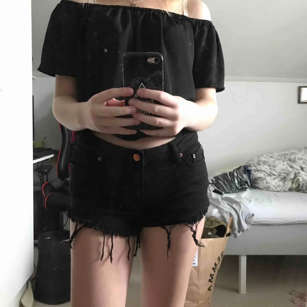 svarta jeansshorts från ginatricot som är slitna nertill som ni ser på bilderna! 🖤 är tyvärr för små för mig. inte använt på länge. frakt tillkommer!. Shorts.