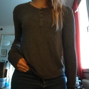  - Långärmad tröja från brandy melville. Den har knappar vid urringningen och är väldigt elastisk! Så passar både S och M, kanske L. 