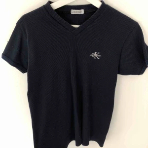  - Ribbad vringad T-shirt från Calvin Klein