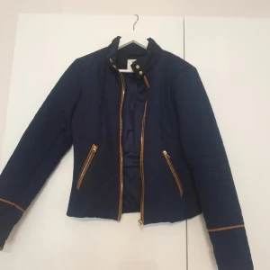  - Jacka (vår/sommar/höst) Blå med bruna detaljer. Mässing dragkedja. Storlek:small Märke:vero moda Inte mkt använda som ny! Köparen betalar frakt. Har swish.  