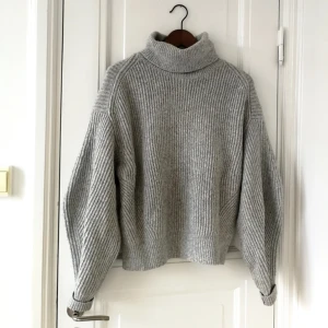  - Stickad grå tröja, supergo och varm! Snygg till allt typ!! 