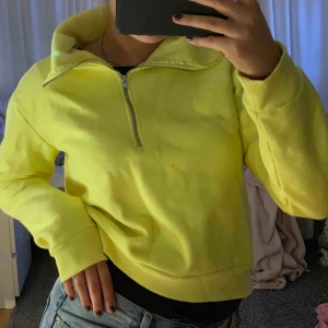 - En fin gul tjocktröja från BikBok som är i bra skick. Används inte längre 
