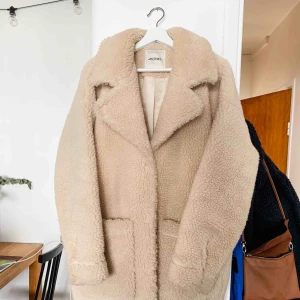  - Jättemysig teddykappa från Monki, den har funkat som en oversize på mig som har S-M också! 