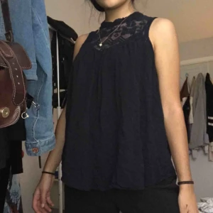  - Mörkblå blus med hög krage, köptes 1 år sedan. Använd 2 gånger. Kan kosta mer med frakt 