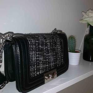 Väska från Gina Tricot, köpt för 399kr i butik. Kan mötas i Stockholm annars står köparen för frakt 💞