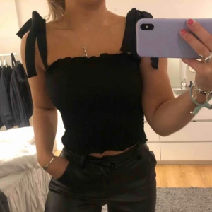  - Jätte fin räfflat linne med rosetter som band Aldrig använt 