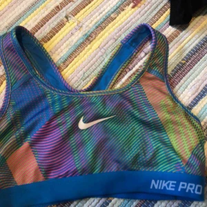  - Nike pro träningstopp! Sjukt snygg men tyvärr för liten för mig. Köparen står för frakt!