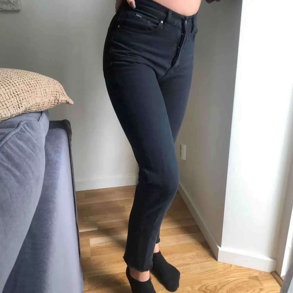Mom jeans från märket KARVE. Sitter perfekt! Jag är 173 cm lång ⚡️🥰. Jeans & Byxor.
