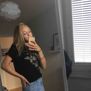  - Jättefin T-shirt från Zara med broderi på framsidan!