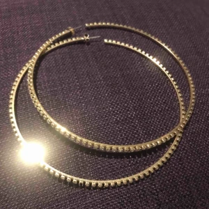  - Ett par stora hoop örhängen med ”glitterstenar”  fattas en sten inget som märks. 40 kr plus frakt
