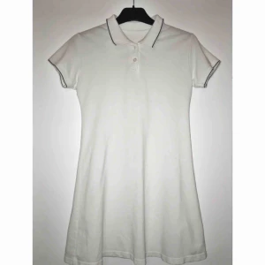  - Supersöt pikeklänning! Ganska kort, funkar fint för mig som är 163 :) En knapp är halv men det går ju att byta om man känner för det!