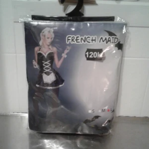  - Köpte en french maid outfit men insåg då jag kom hem att jag tagit fel storlek, tog nämligen L och har nämligen S. Säljer den nu då för att jag inte kan ha den och den har heller aldrig tagits upp från förpackningen. Innehåller klänning, huvudband, tights och vristband. Riktigt söt och sexig dräkt. Säljer den för 120kr. Så passa på nu, riktigt billigt kap! Fraktas och betalas med swish🎉