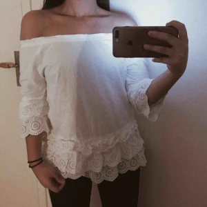  - En söt off shoulder vit topp med snygga detaljer. 