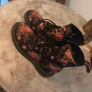  - Säljer mina fantastiskt fina dr. Martens då dom är för små för mig:((( Dom är använda bara en gång, så är helt i nyskick🌻 Köparen står för frakten eller mötes upp i Stockholm 🌻
