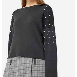  - Svart tröja med pärlor på. Den är rätt så ny och bara använd ett fåtal gånger så den är i perfekt skick, inga pärlor som gått av. 