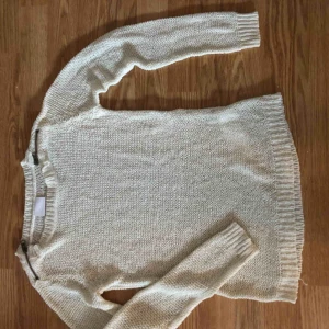  - Vit virkad tröja från Vila med små dragkedjor i axlarna. Supersnygg figur, storlek XS Skickas mot porto, kan också mötas upp i centrala Stockholm